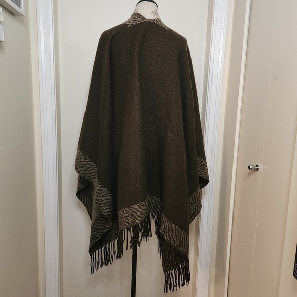 Vintage Reversible Zebra Cape Shawl - Picture 5 of 11
